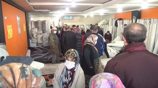 Görüntüler Antalya'dan! İndirimi duyan vatandaşlar mağaza önünde birbirini ezdi