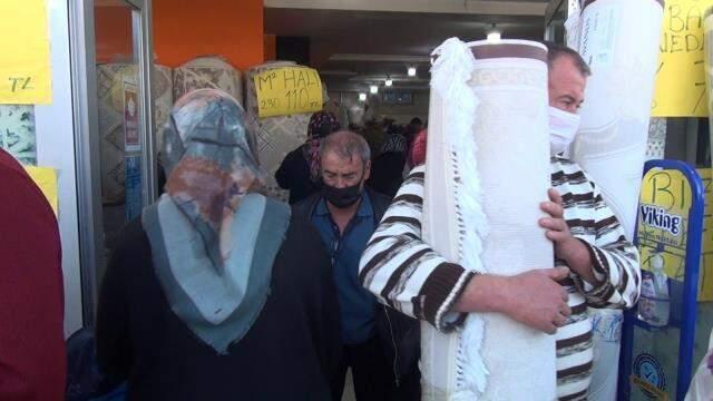 Görüntüler Antalya'dan! İndirimi duyan vatandaşlar mağaza önünde birbirini ezdi