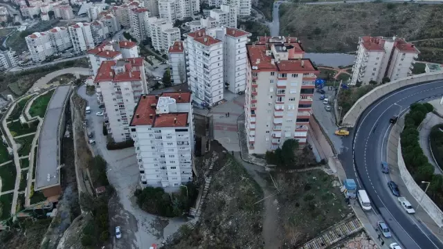 Yıkılan istinat duvarının verdiği hasar havadan görüntülendi: 88 daire tahliye edildi