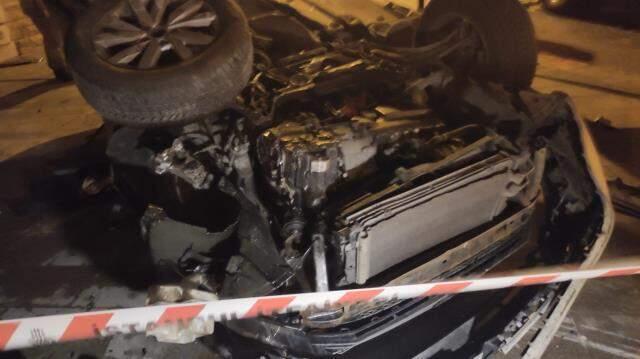 Lüks araçla takla attı, hiçbir şey olmamış gibi canlı yayına devam etti Lüks araçla takla attı, hiçbir şey olmamış gibi canlı yayına devam etti