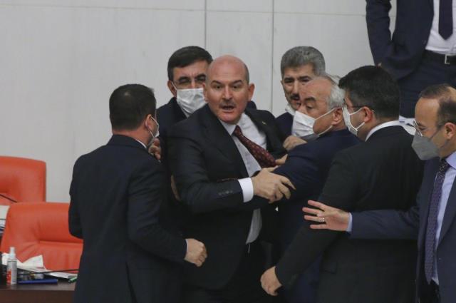 Meclis'te tansiyon bir anda yükseldi! AK Partili Alpay Özalan'ın yumruk kaldırdığı anlar objektiflere anbean yansıdı