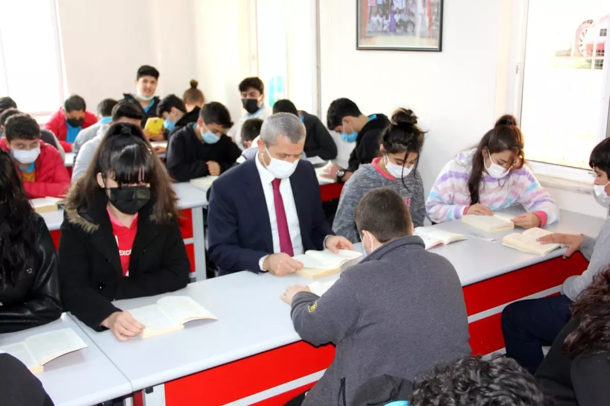 AHENK Projesi kapsamında Kaymakamımız Abdulkadir DEMİR; Manavgat Fatma Temel Turhan Anadolu Lisesinde düzenlen kitap okuma etkinliğine katıldı.