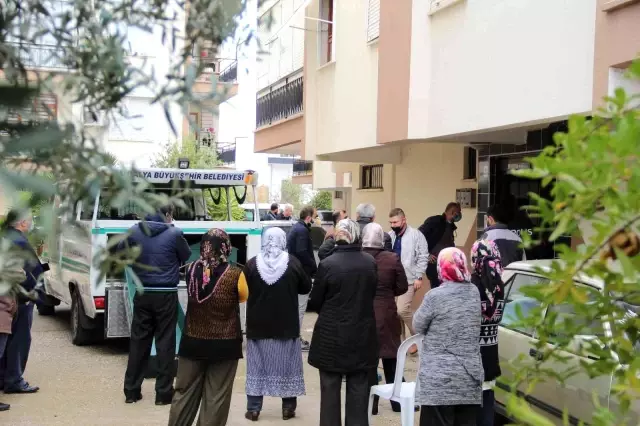 Emekli öğretmen, kocası tarafından bıçaklanarak öldürüldü! Sabaha kadar başında beklemiş