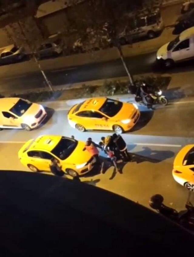 Esenyurt'ta taksiciler Afrikalı bir yolcuyu yerde dakikalarca tekmeledi! O anlar kameraya saniye saniye yansıdı