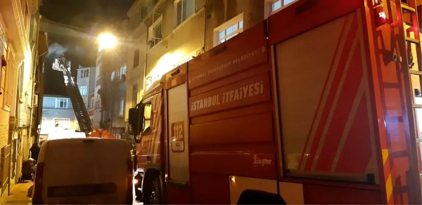Fatih'te çatı yangını