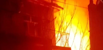 Konya'da tek katlı ev alev alev yandı