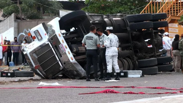 Meksika'da göçmenleri taşıyan kamyon devrildi: 53 ölü, 54 yaralı