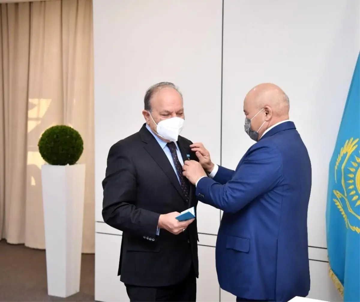 Türkistan Eyalet Valiliğinden Ahmet Yesevi Üniversitesi Mütevelli Heyet Başkanına Üstün Hizmet Ödülü