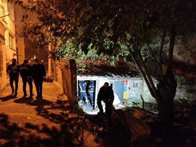 Yanık kokusunu alan komşuları fark etti! Isınmak için ateş yakan iki kişi, yanarak can verdi Yanık kokusunu alan komşuları fark etti! Isınmak için ateş yakan iki kişi, yanarak can verdi