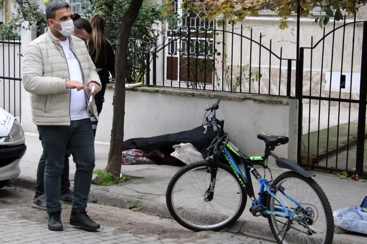 Ecel yolda yakaladı! Yaşlı kadın, sokak ortasında fenalaşıp yere yığıldı