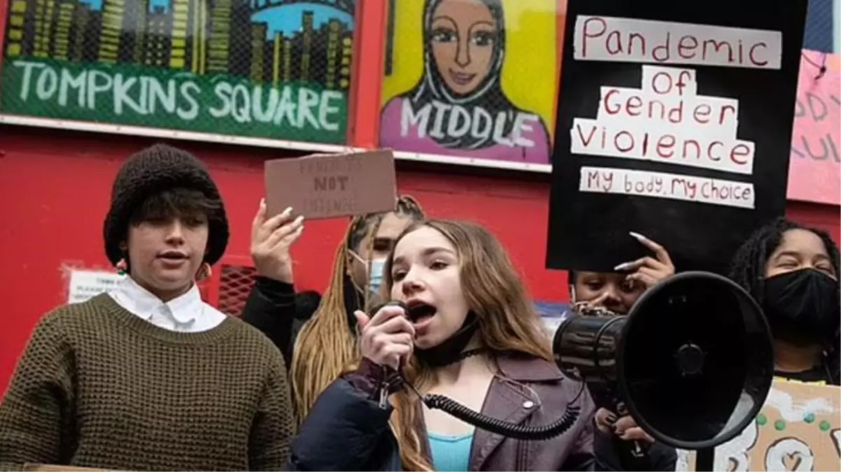 ABD'de 100 kız öğrenci, tacizlerden bunalıp okul yönetimine karşı isyan bayrağı çekti