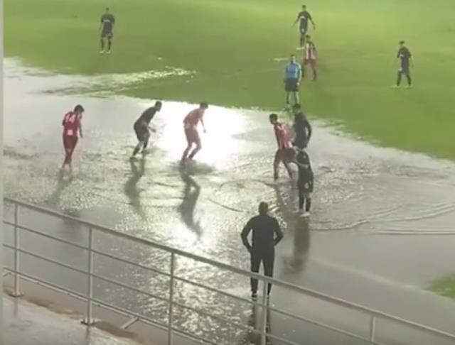 Antalyaspor-Trabzonspor maçı gölün üstünde oynandı! TFF'ye tepki bombardımanı