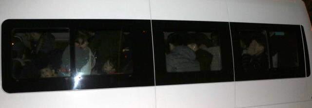 Çaresizliğin fotoğrafı! Göçmenlerin minibüsündeki çocuğun bakışları yürek burktu