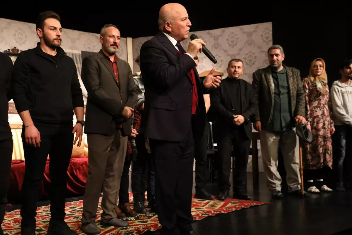 EBB ŞEHİR TİYATROSU'NDAN DEV BİR YAPIT DAHA: 'BİR BAYRAM SABAHI'