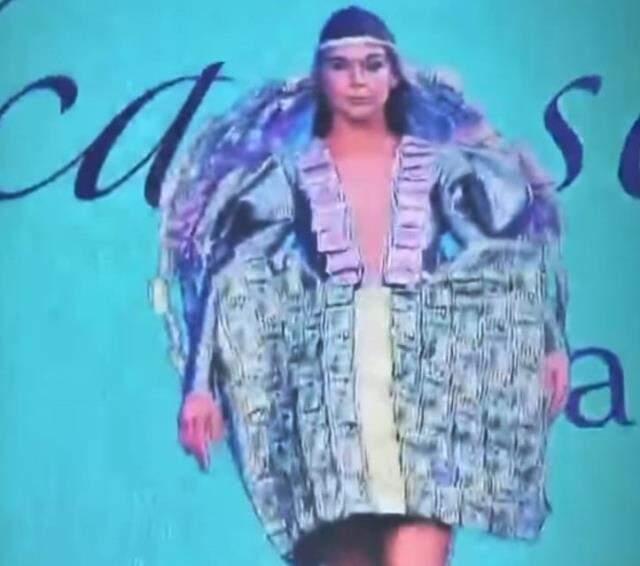 Ekonomi Zirvesi'ne damga vuran olay! Modacı Gülcan Selçuk, dolar ve eurodan elbise tasarladı