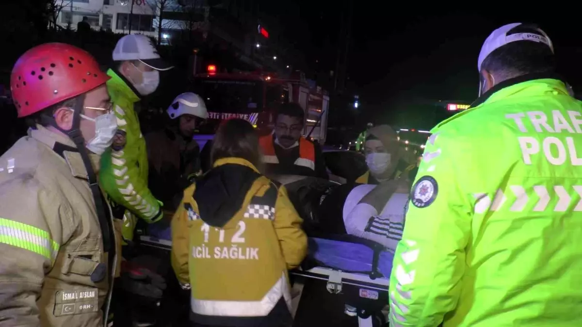 Kadıköy'de ehliyetsiz ve alkollü sürücü yolcu alan otobüse çarptı: 1 yaralı