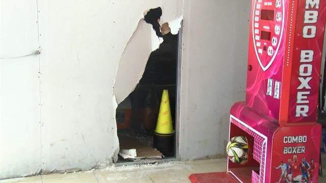 Oyun makinesine tekme atmak isterken duvarı deldi Oyun makinesine tekme atmak isterken duvarı deldi