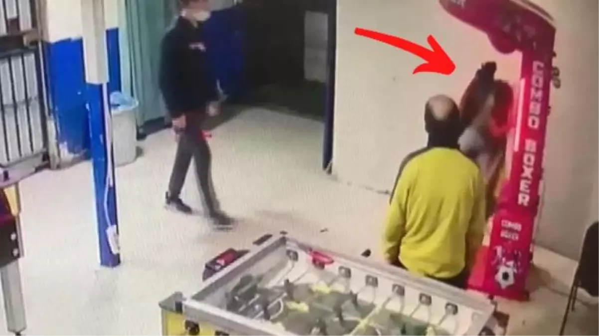 Oyun makinesine tekme atmak isteyen çocuk, duvarı delip içine düştü