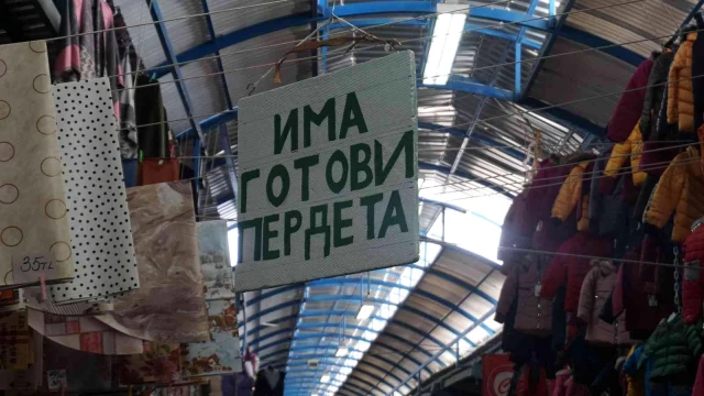 Οι έμποροι της αγοράς προσελκύουν πελάτες με βουλγαρικά κείμενα