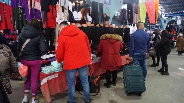 Οι έμποροι της αγοράς προσελκύουν πελάτες με βουλγαρικά κείμενα
