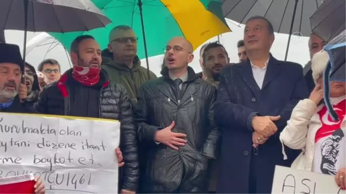 Beyoğlu'nda bir grup, Kovid-19 kapsamındaki seyahat kısıtlamalarını protesto etti