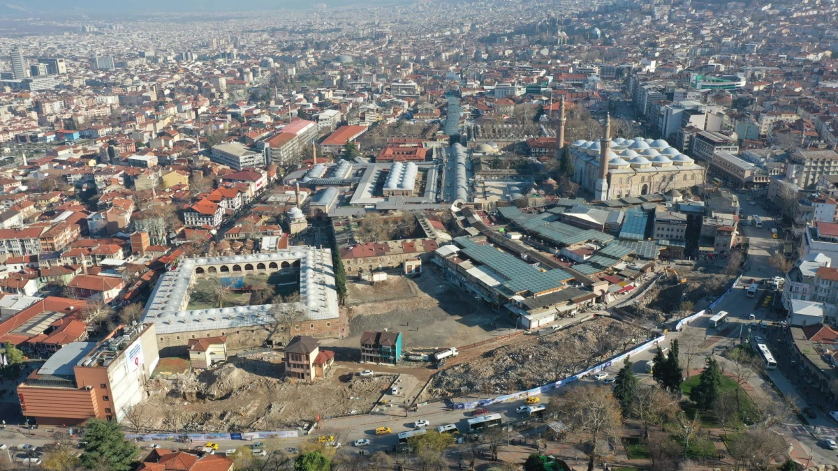 Bursa'da, Tarihi Çarşı ve Hanlar Bölgesi çevresindeki binalar yıkıldı