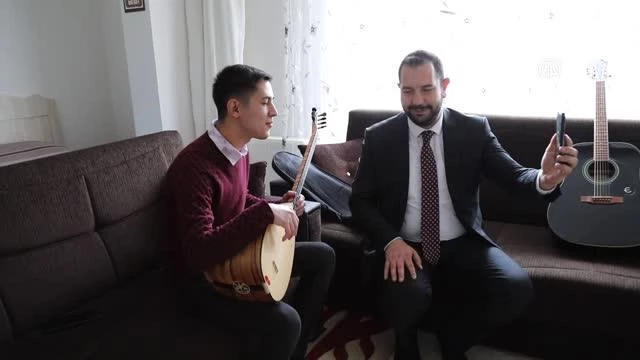 Çubuk Belediye Başkanı Demirbaş, evinde ziyaret ettiği öğrenciye bağlama hediye etti