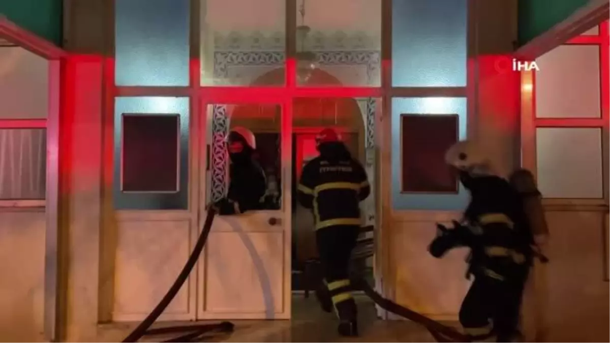 Elektrik sobasından çıkan yangında cami kullanılamaz hale geldi