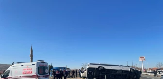 Son dakika haber... Minibüs ile otomobilin çarpıştığı kazada 7 kişi yaralandı