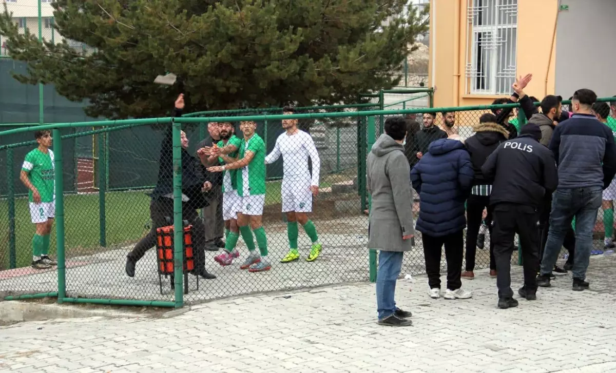 Amatör maçta futbolcular arasında kavga