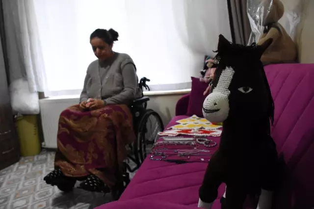 Tekerlekli sandalyesinde el işi üretip belediyenin desteğiyle satıyor