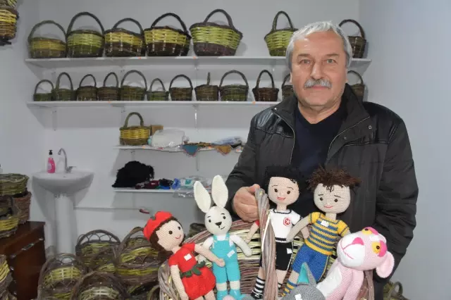 Tekerlekli sandalyesinde el işi üretip belediyenin desteğiyle satıyor