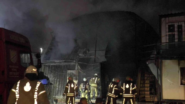 Ümraniye'de iş yeri alev alev yandı