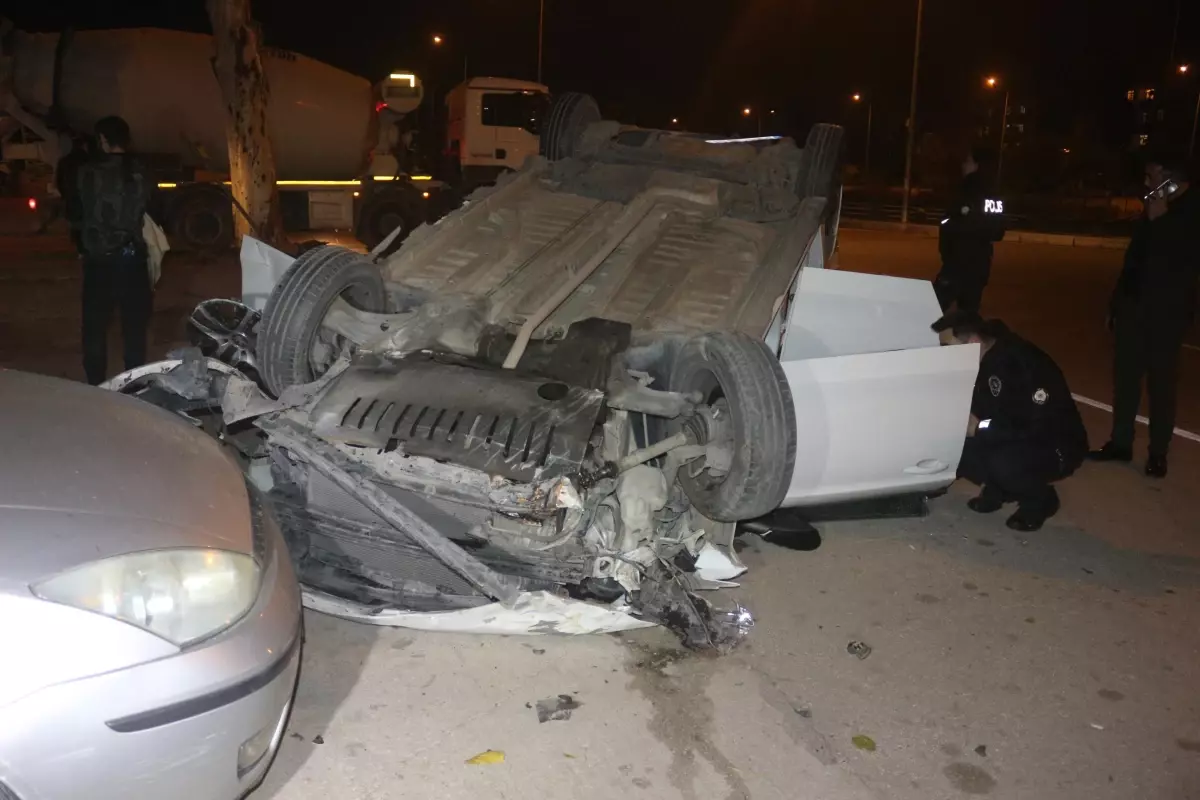 Uyarı levhasına çarpıp ters dönen araçtaki 2 kişi yaralandı
