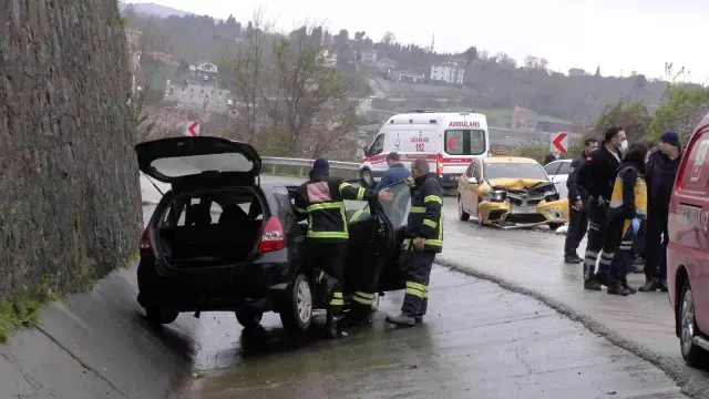 Akçakoca çevre yolunda sıkışmalı kaza 2 yaralı