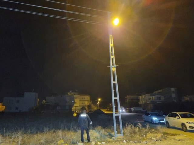 Arkadaşının 'Tek elle tutunca bir şey olmaz' sözüne inanan 17 yaşındaki gencin feci sonu! Arkadaşının 'Tek elle tutunca bir şey olmaz' sözüne inanan 17 yaşındaki gencin feci sonu!