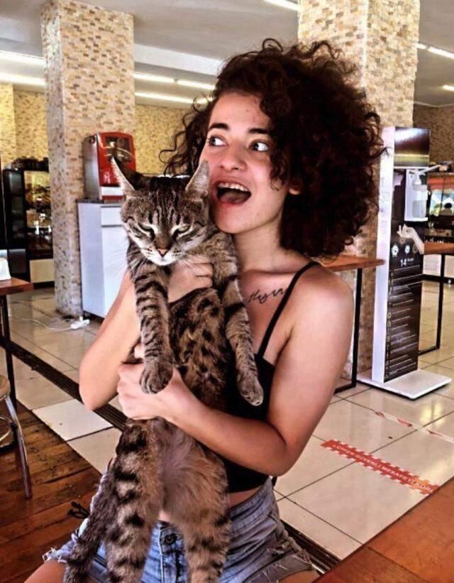 Azra'nın katilinin yargılandığı duruşmada acılı anne, kızının çorabını gösterdikten sonra bayıldı Azra'nın katilinin yargılandığı duruşmada acılı anne, kızının çorabını gösterdikten sonra bayıldı