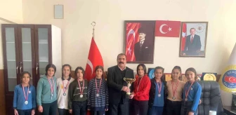Belediye Başkanı Alihan Babat, voleybol il birincisi ortaokul öğrencilerini ödüllendirdi