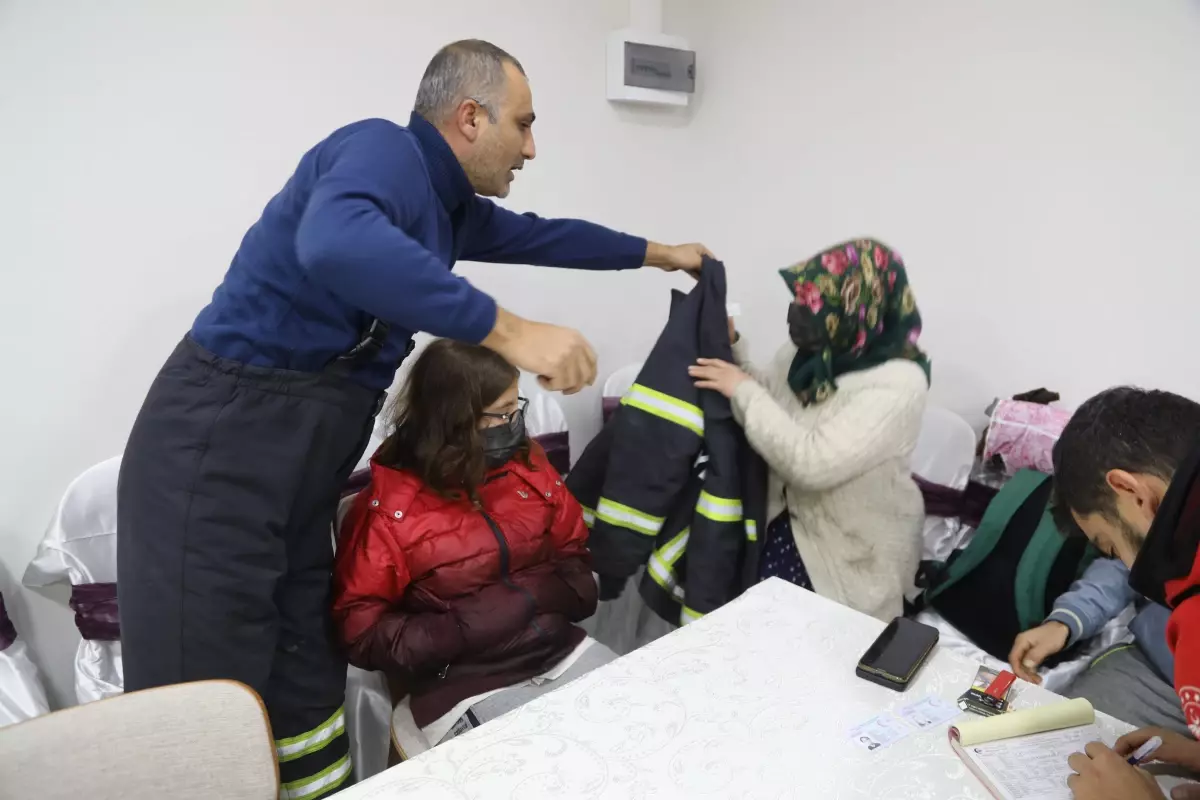 Evde mahsur kalan aile, bulunduğu yerden iş makinesiyle alınarak Sultaniçe Muhtarlığı'na getirildi