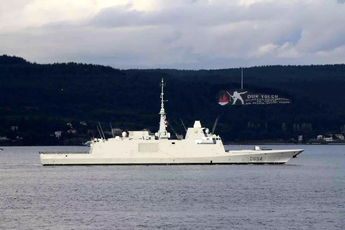 Fransız savaş gemisi Çanakkale Boğazı'ndan geçti