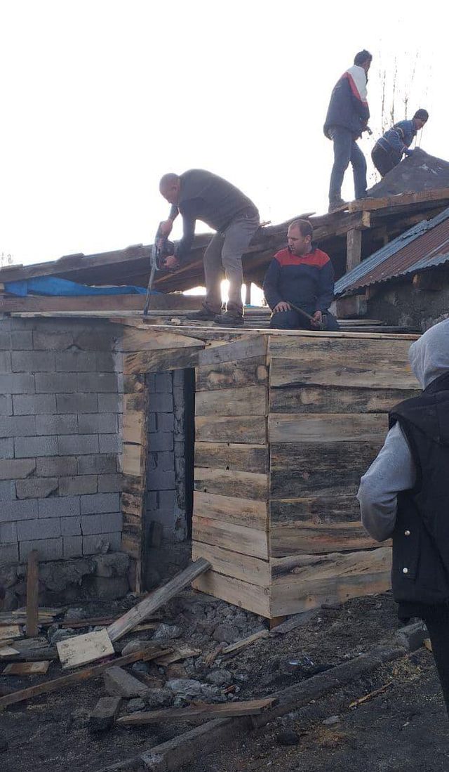 Sarıkamış ilçesinde çıkan yangında bir ev kullanılamaz hale geldi