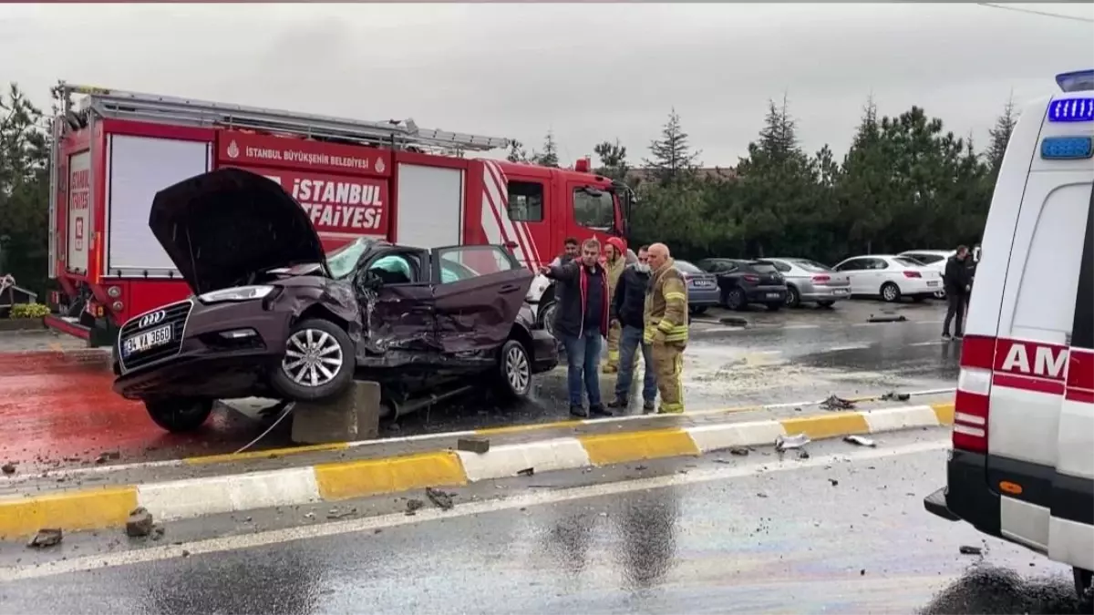 Kırmızı ışıkta geçen kamyonet, otomobile çarptı: 2 yaralı