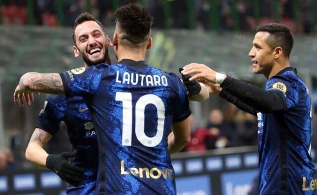 Ne yaptın sen Hakan! Milli futbolcumuzun akıllara durgunluk veren golü tüm dünyanın dilinde