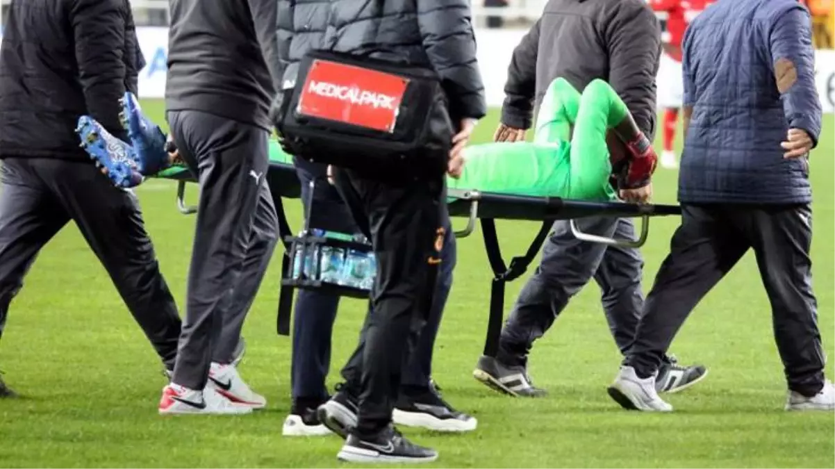 Son Dakika: Galatasaray'da Muslera depremi! Sahayı sedye üzerinde terk etti