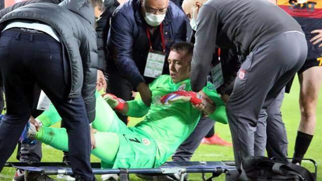 Son Dakika: Galatasaray'da Muslera depremi! Sahayı sedye üzerinde terk etti