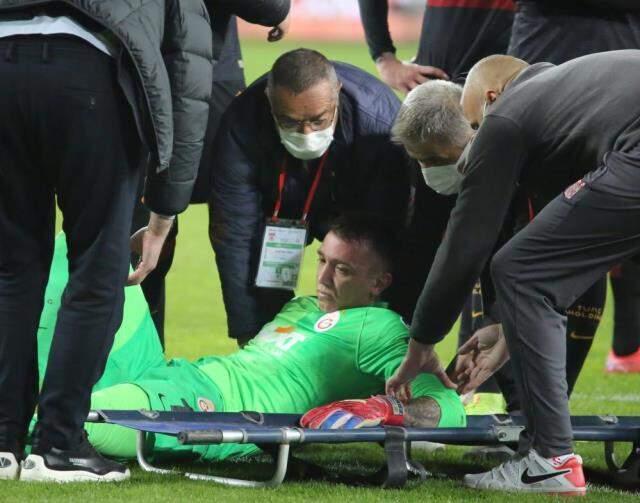 Son Dakika: Galatasaray'da Muslera depremi! Sahayı sedye üzerinde terk etti