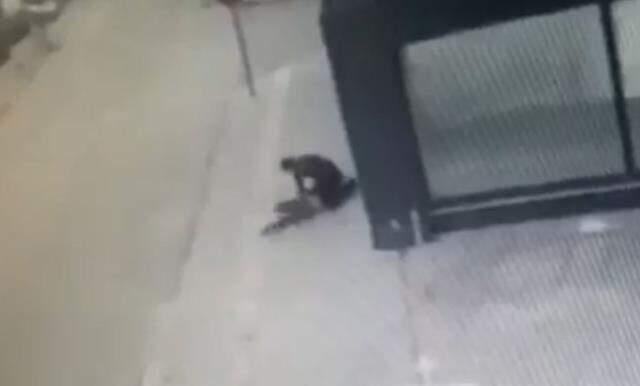 Sözleşmeli er, takip ettiği kadın polisi yere yatırıp defalarca kez bıçakladı! Sokak ortasında vahşet kamerada