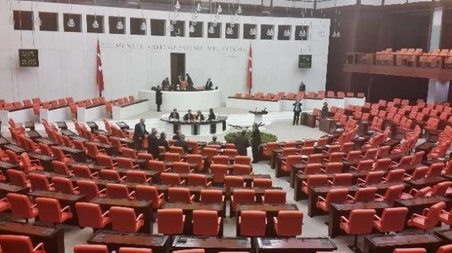 Bütçe görüşmelerinde MHP'li vekilin Selahattin Demirtaş'a terörist iması yapması tartışmanın fitilini ateşledi