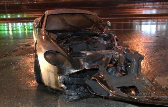 Avcılar'da 2 milyon lira değerindeki lüks otomobil yanarak kullanılamaz hale geldi