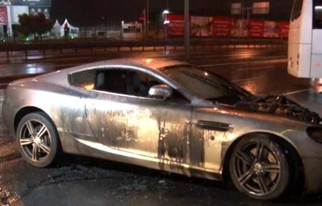 Avcılar'da 2 milyon lira değerindeki lüks otomobil yanarak kullanılamaz hale geldi